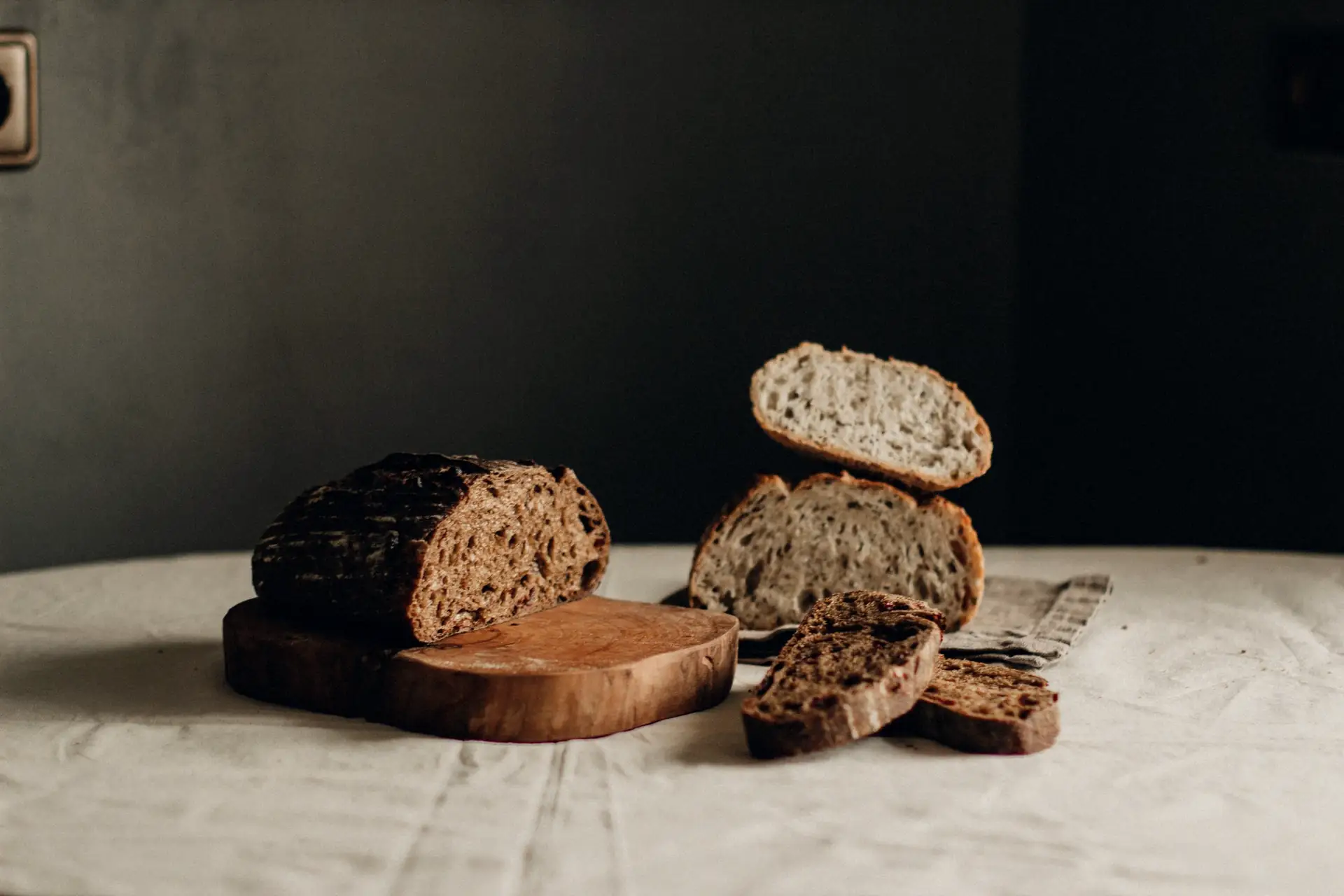 Gesneden donker brood op een linnen doek