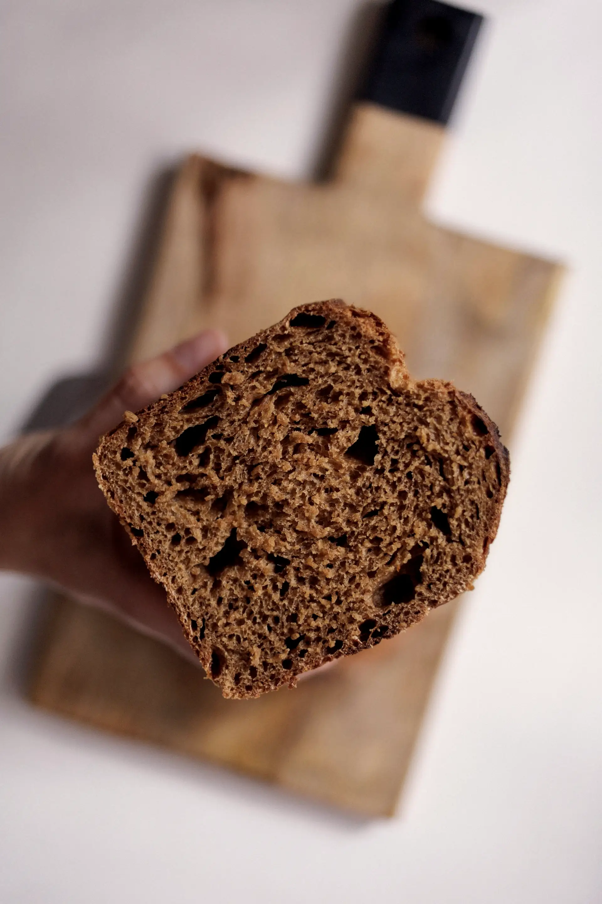 Donker rozijnenbrood van dichtbij